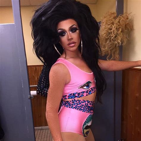 Ariel Versace’s Peeking Out : r/rpdrgonewild 